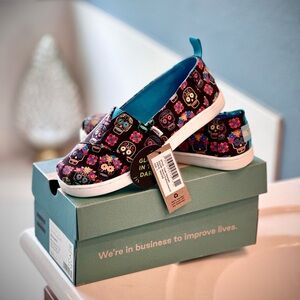 Tom’s Youth Size 1 Alpargata Sugar Skull Design Shoes